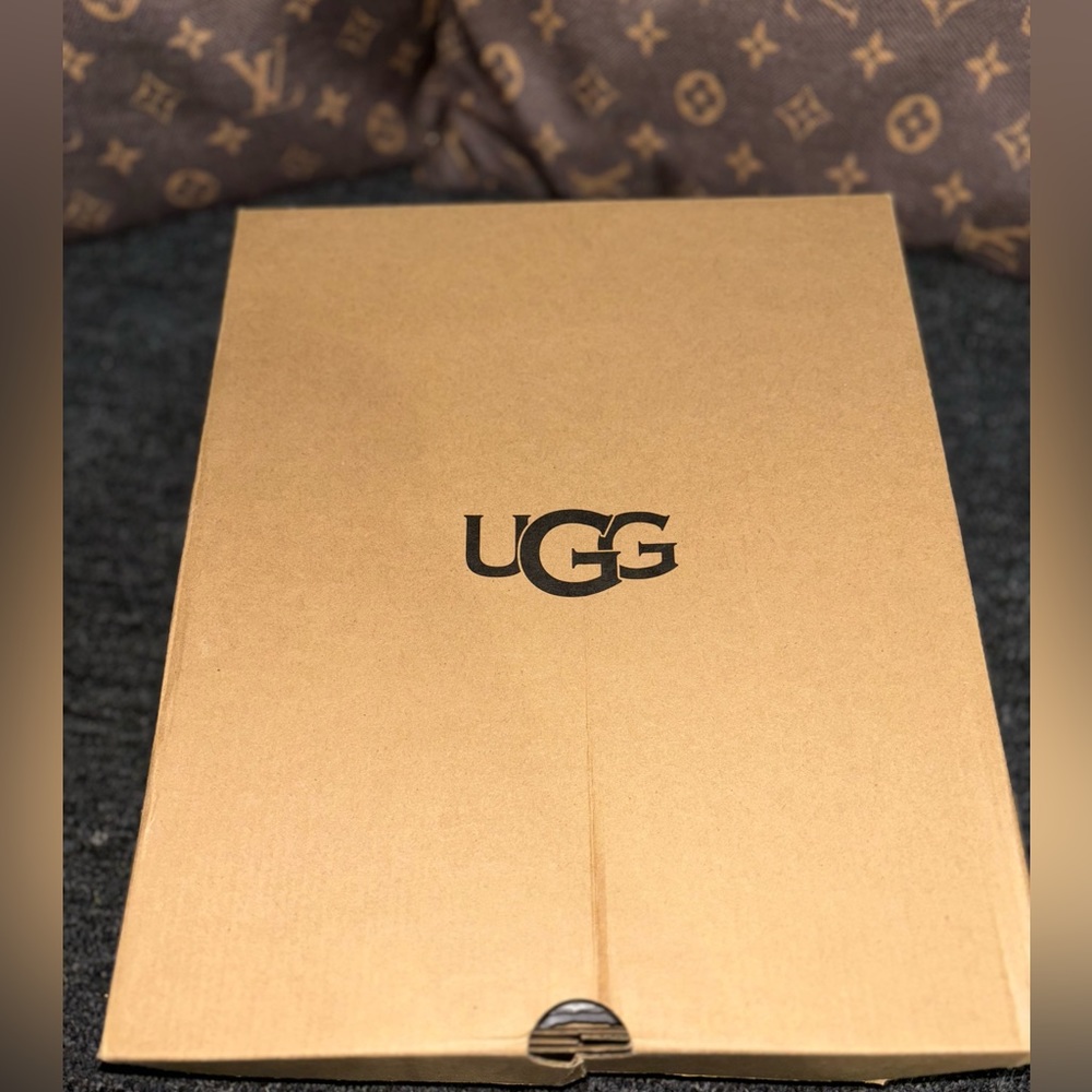 UGG - Picture 10 of 10